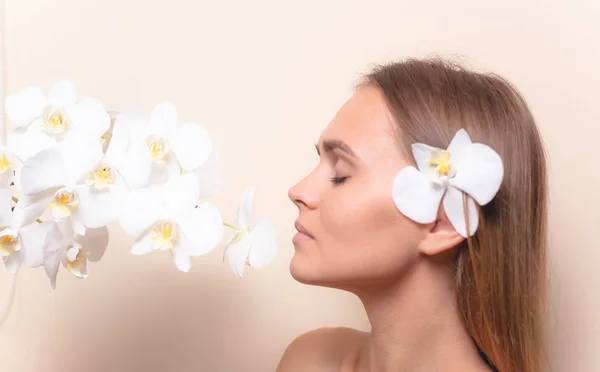 Retrato Primer Plano Hermoso Modelo Con Flores Orquídea Blanca — Foto de Stock