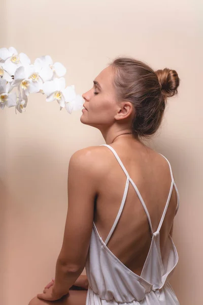 Retrato Primer Plano Hermoso Modelo Con Flores Orquídea Blanca — Foto de Stock