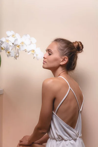 Retrato Primer Plano Hermoso Modelo Con Flores Orquídea Blanca —  Fotos de Stock