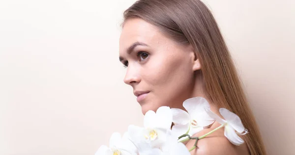 Retrato Close Belo Modelo Com Flores Brancas Orquídeas — Fotografia de Stock