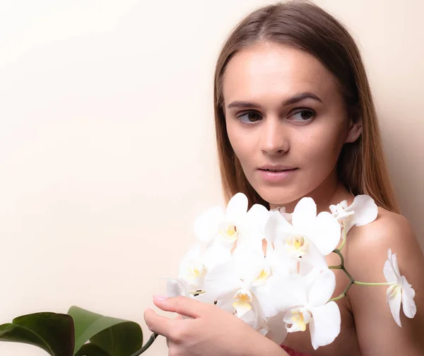 Retrato Close Belo Modelo Com Flores Brancas Orquídeas — Fotografia de Stock