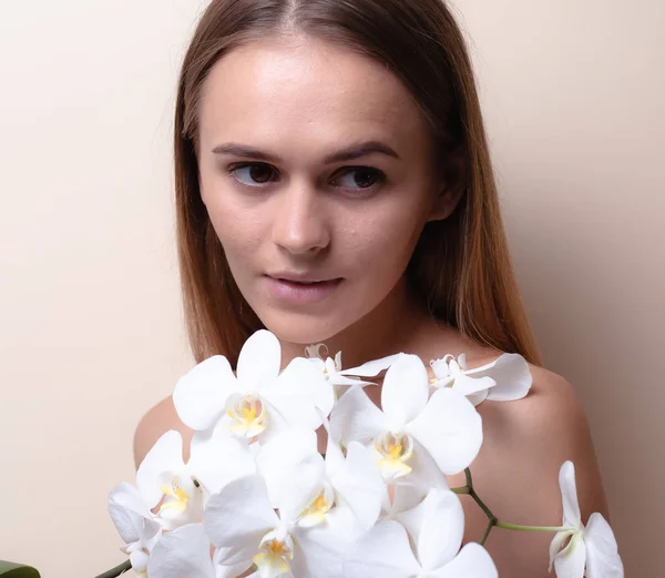 Retrato Close Belo Modelo Com Flores Brancas Orquídeas — Fotografia de Stock