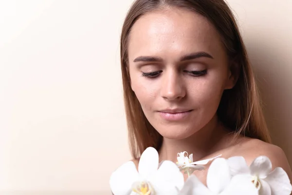 Retrato Close Belo Modelo Com Flores Brancas Orquídeas — Fotografia de Stock