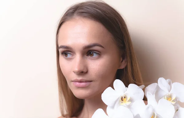 Retrato Close Belo Modelo Com Flores Brancas Orquídeas — Fotografia de Stock