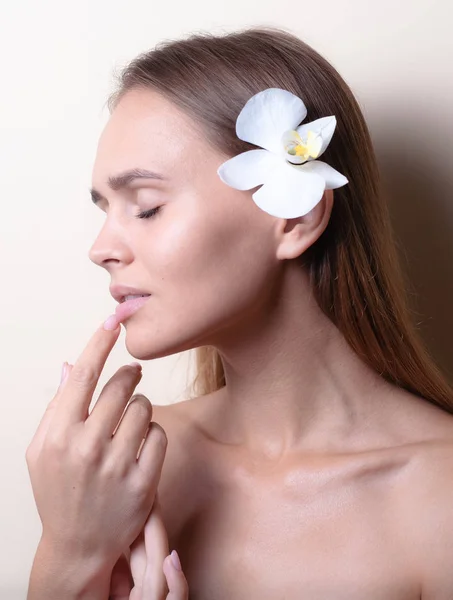 Retrato Close Belo Modelo Com Flores Brancas Orquídeas — Fotografia de Stock