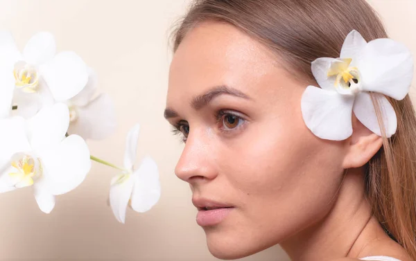 Retrato Close Belo Modelo Com Flores Brancas Orquídeas — Fotografia de Stock