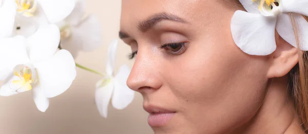 Retrato Close Belo Modelo Com Flores Brancas Orquídeas — Fotografia de Stock