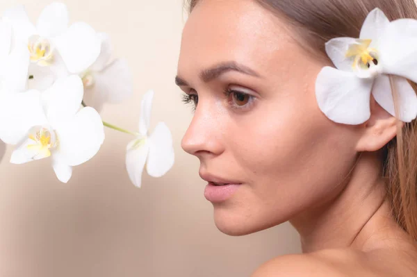 Retrato Close Belo Modelo Com Flores Brancas Orquídeas — Fotografia de Stock