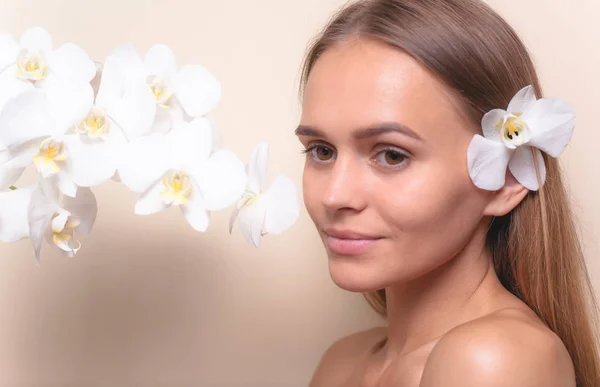 Retrato Close Belo Modelo Com Flores Brancas Orquídeas — Fotografia de Stock