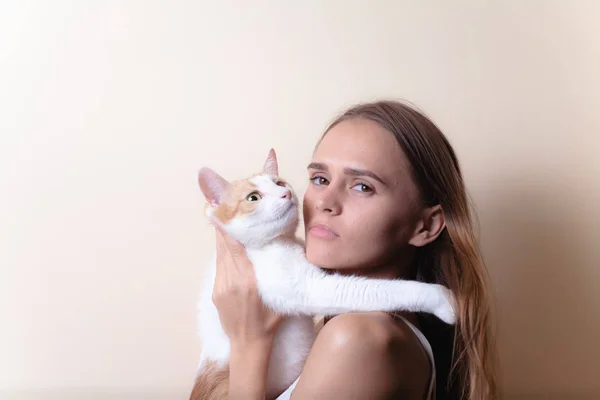 Kedisi Olan Bir Kızın Sevimli Portresi Hafif Arka Planda — Stok fotoğraf