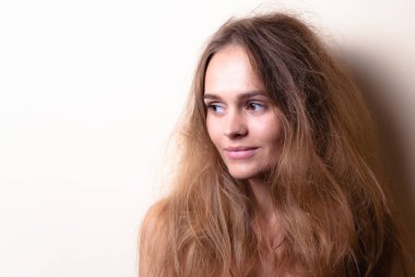 Çekici duygusal bir kızın portresi. Boş alana sahip açık bir arka planda.