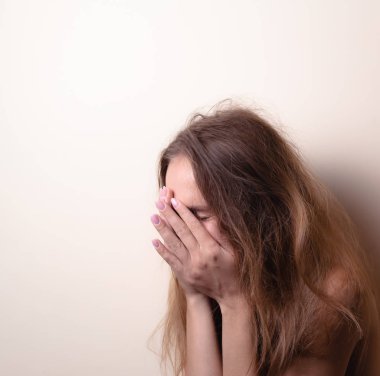 Çekici duygusal bir kızın portresi. Boş alana sahip açık bir arka planda.