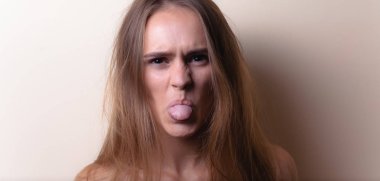 Çekici duygusal bir kızın portresi. Boş alana sahip açık bir arka planda.