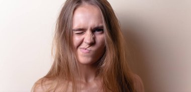 Çekici duygusal bir kızın portresi. Boş alana sahip açık bir arka planda.