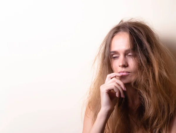 Retrato Uma Menina Emocional Atraente Fundo Claro Com Espaço Vazio — Fotografia de Stock