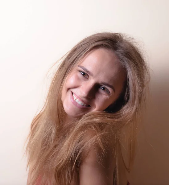 Portrét Přitažlivé Emoční Dívky Pozadí Prázdným Prostorem — Stock fotografie