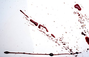 Beyaz arka plandaki kan. Beyaz bir arka plan üzerinde damla ve kan sıçramaları.