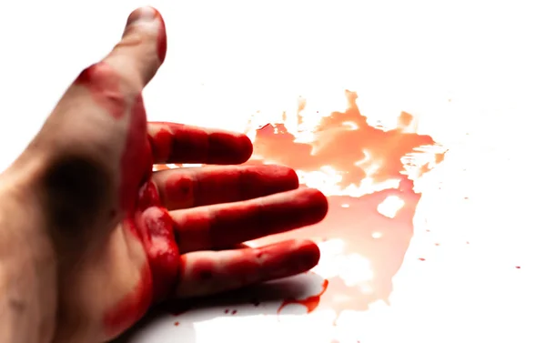 白い背景に血まみれの男性の血まみれの手と血の滴 — ストック写真