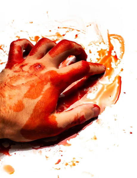 Männliche Blutüberströmte Hand Auf Weißem Hintergrund Mit Spritzern Und Blutstropfen — Stockfoto