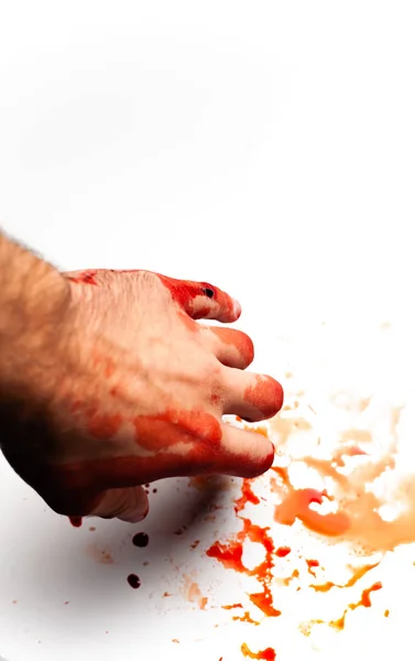 Mão Ensanguentada Masculina Sobre Fundo Branco Com Salpicos Gotas Sangue — Fotografia de Stock