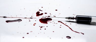 Şırınga ve kan beyaz bir arka plan üzerine sıçradı. Bir sürü kan ve bir şırınga..