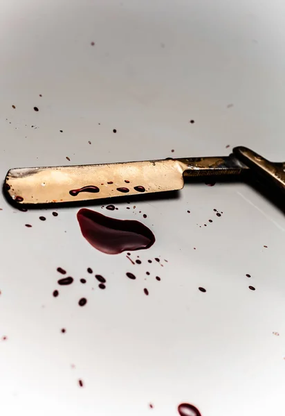 危険なかみそりは明るい背景に血まみれだった 刃に血まみれの汚れを持つかみそり — ストック写真