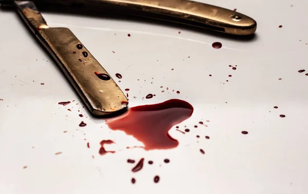 Gefährliches Messerbluten Auf Hellem Hintergrund Rasiermesser Mit Blutigen Flecken Auf — Stockfoto