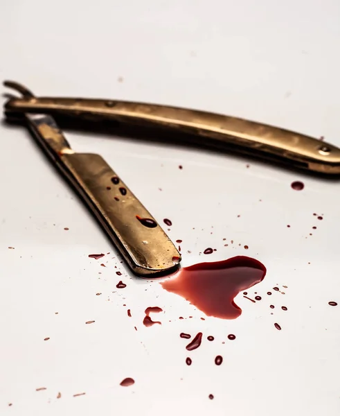 Tehlikeli Jilet Açık Bir Arka Planda Kanlı Bıçak Üzerinde Kanlı — Stok fotoğraf
