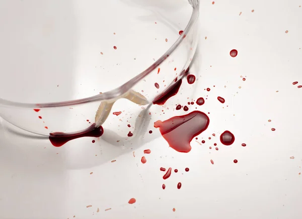 Sicherheitskonzept Blut Auf Dem Schreibtisch Schutzbrille — Stockfoto