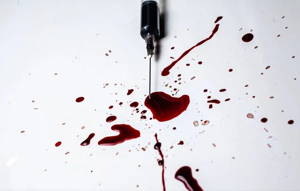 Seringa Salpicos Sangue Sobre Fundo Branco Muito Sangue Uma Seringa — Fotografia de Stock