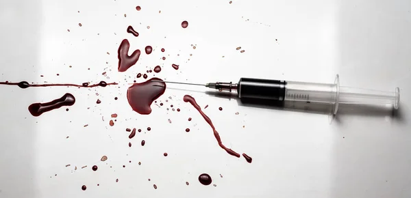 Spritze Und Blutspritzer Auf Weißem Hintergrund Viel Blut Und Eine — Stockfoto