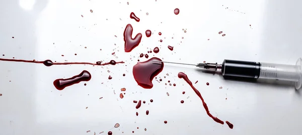 Spritze Und Blutspritzer Auf Weißem Hintergrund Viel Blut Und Eine — Stockfoto