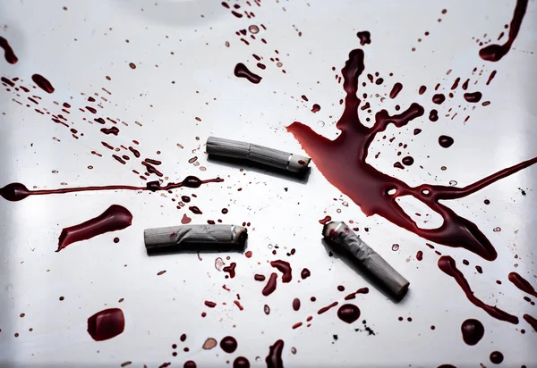 Sigarettenpeuken Bloed Een Witte Achtergrond Het Concept Van Longkanker Veroorzaakt — Stockfoto