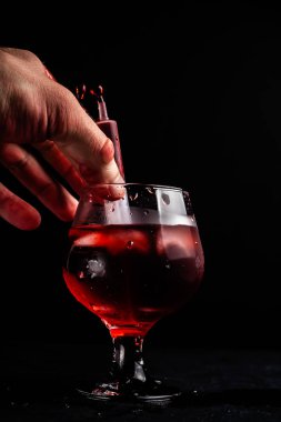 Bir şırınga ile Kanlı alkollü kokteyl.