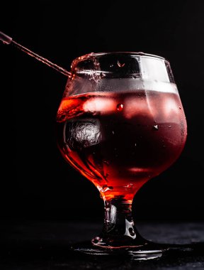 Bir şırınga ile Kanlı alkollü kokteyl.