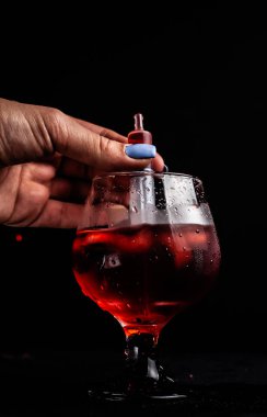 Bir şırınga ile Kanlı alkollü kokteyl.