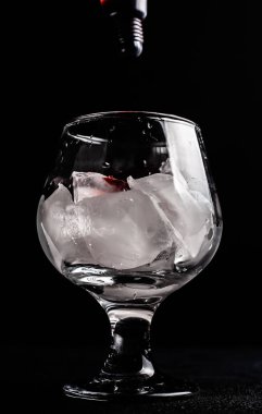 Bir şırınga ile Kanlı alkollü kokteyl.