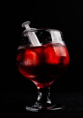 Bir şırınga ile Kanlı alkollü kokteyl.