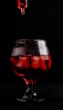 Bir şırınga ile Kanlı alkollü kokteyl.