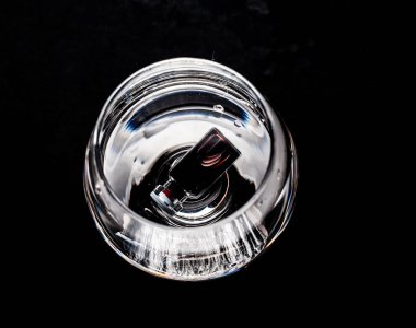 Bir şırınga ile Kanlı alkollü kokteyl.