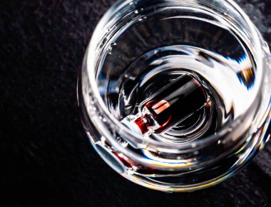 Bir şırınga ile Kanlı alkollü kokteyl.