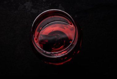 Bir şırınga ile Kanlı alkollü kokteyl.