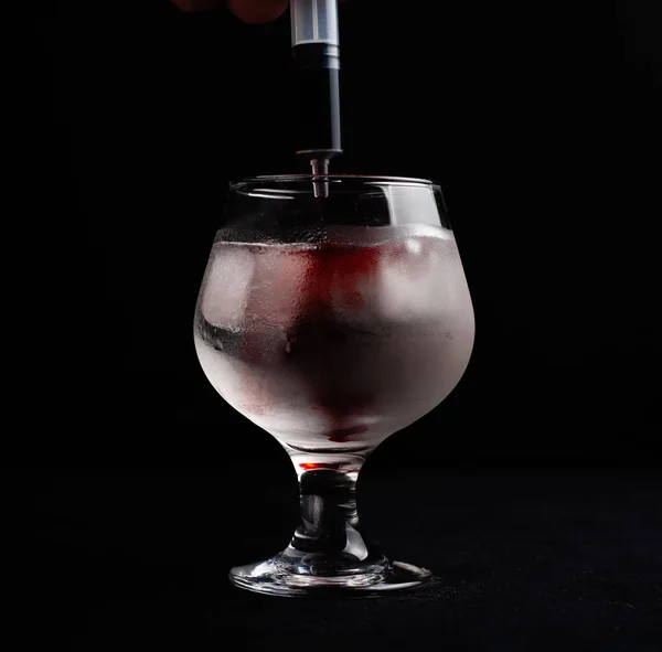 Bloody Cóctel Alcohólico Con Una Jeringa — Foto de Stock