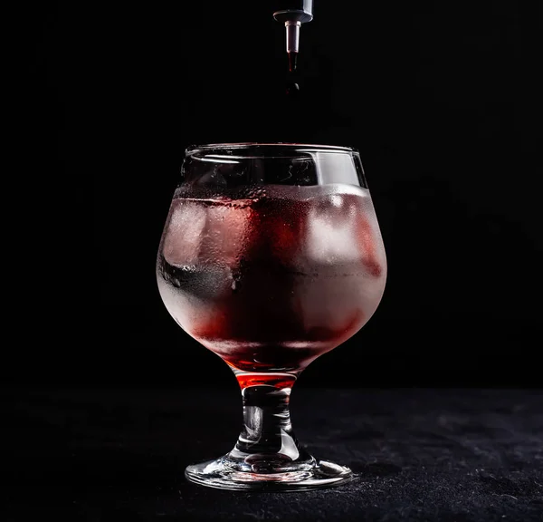 Bloody Cóctel Alcohólico Con Una Jeringa — Foto de Stock