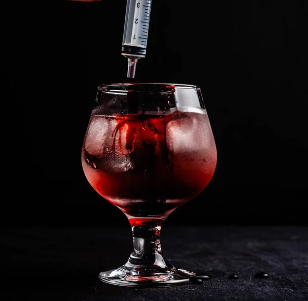 Чертов Алкогольный Коктейль Шприцем — стоковое фото
