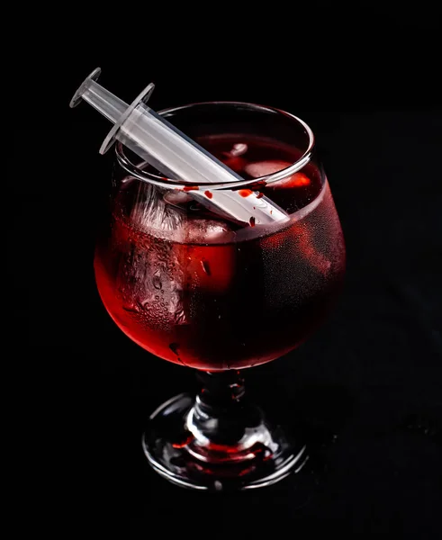 Krwawy Koktajl Alkoholowy Strzykawką — Zdjęcie stockowe