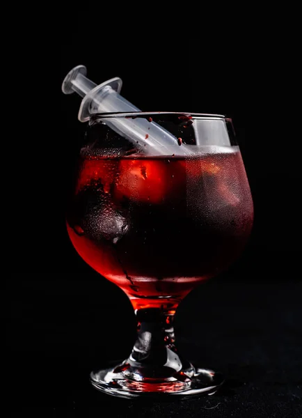 Blodig Alkoholholdig Cocktail Med Sprøyte – stockfoto