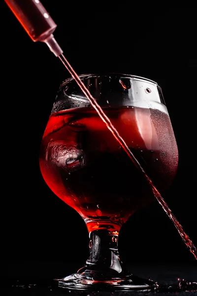 Maldito Cocktail Alcoólico Com Uma Seringa — Fotografia de Stock