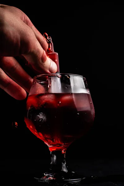 Bloody Cóctel Alcohólico Con Una Jeringa — Foto de Stock