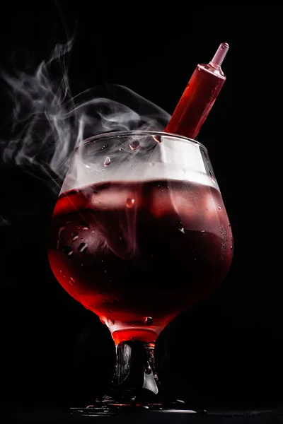 Véres Alkoholos Koktél Fecskendővel — Stock Fotó